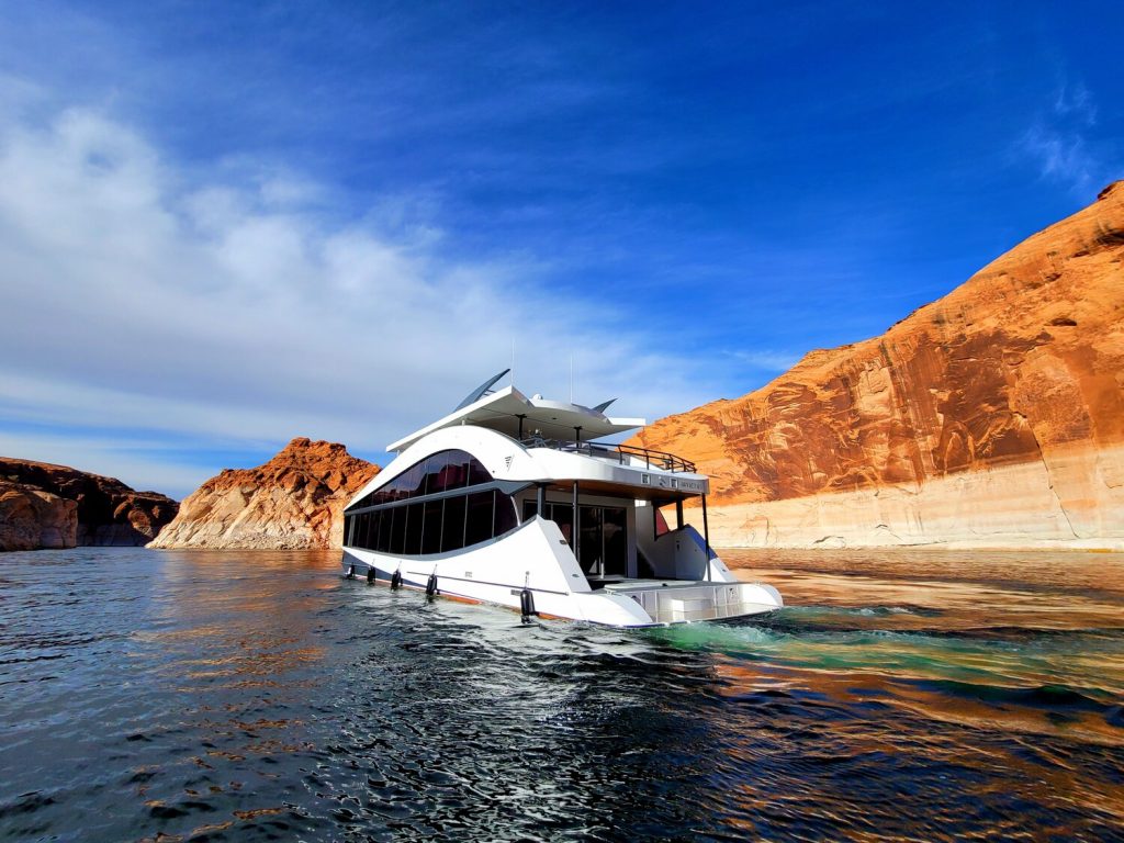 Bravada Atlas V-Series Yacht-The New Generation of Lake Cruisers